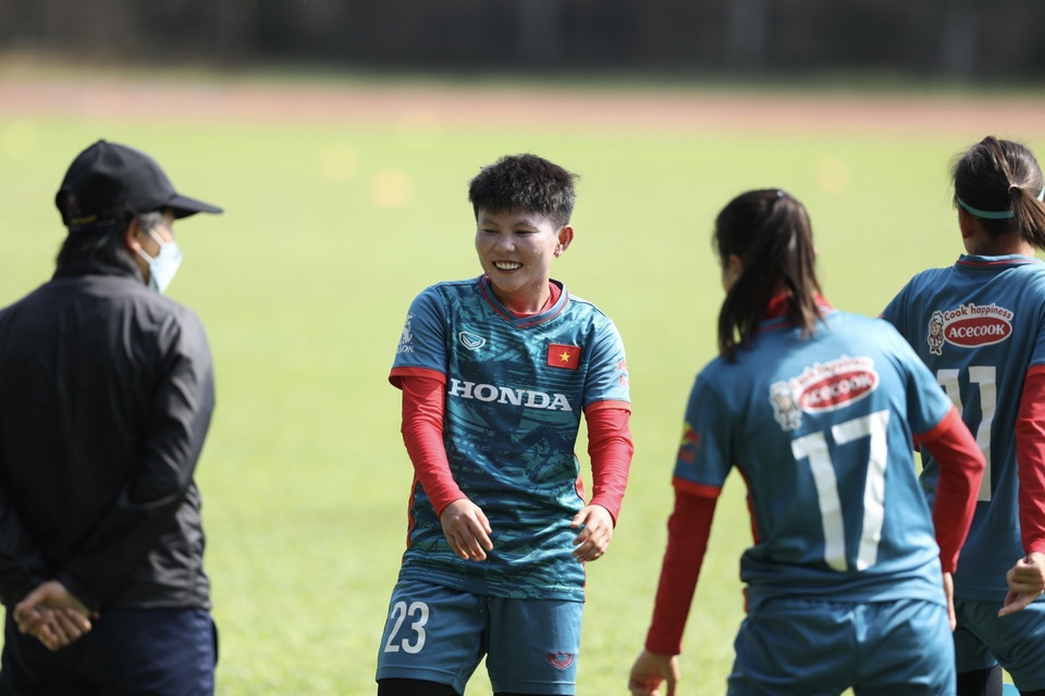 Cả đội có một tinh thần thoải mái khi tham dự buổi tập đầu tiên trên đất Campuchia. (Ảnh: Minh Quyết/TTXVN)