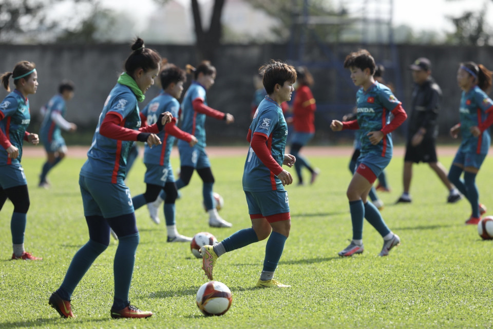 Các cầu thủ khởi động trước buổi tập. (Ảnh: Minh Quyết/TTXVN)