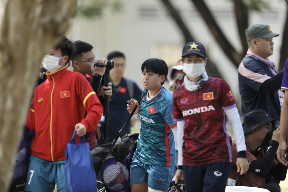 Đúng 14h50, Đội tuyển Bóng đá Nữ Việt Nam có mặt tại sân Nipes. (Ảnh: Minh Quyết/TTXVN)