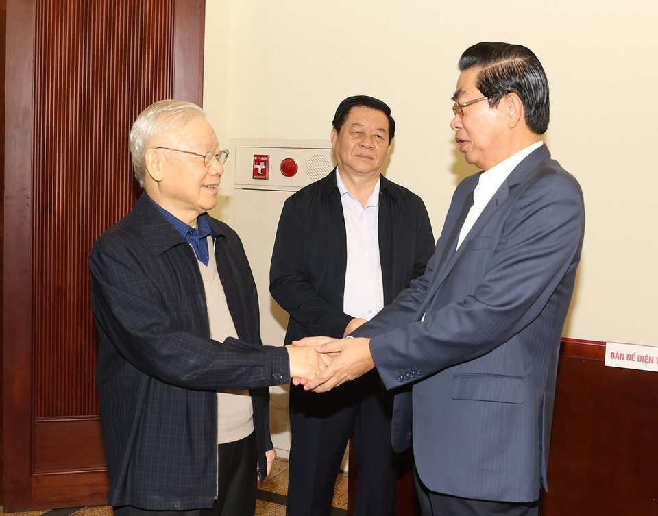 Tổng Bí thư Nguyễn Phú Trọng với các thành viên Ban Chỉ đạo dự phiên họp. (Ảnh: Trí Dũng/TTXVN)