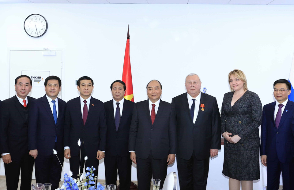 Chủ tịch nước Nguyễn Xuân Phúc và đoàn đại biểu chụp ảnh cùng các lãnh đạo Công ty Cổ phần Zarubezneft. (Ảnh: Thống Nhất/TTXVN)