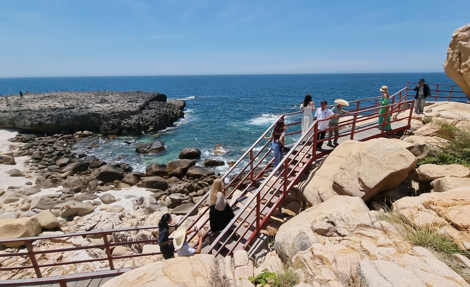 Du khách tham quan Hang Rái ở Vườn Quốc gia Núi Chúa (Ninh Thuận). (Ảnh: Nguyễn Thành/TTXVN)