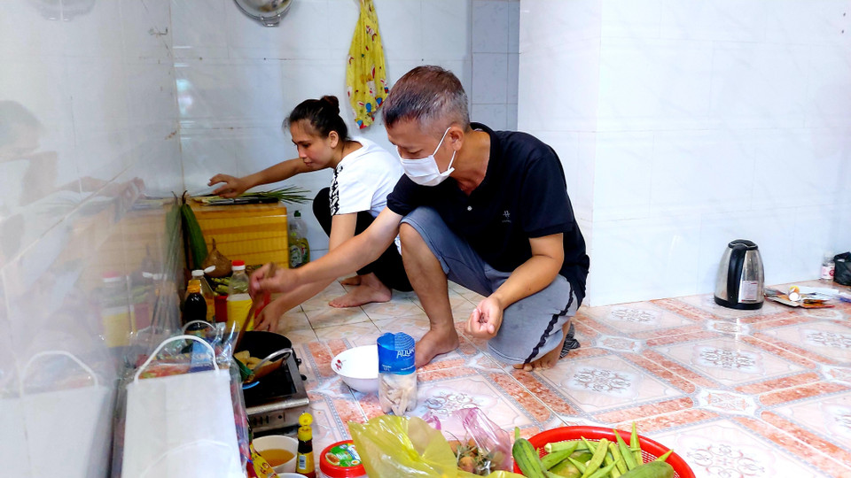 Vợ chồng anh Lê Thanh Tân (công nhân Khu công nghiệp Trà Nóc) đã mất việc gần 2 tháng nay nhưng vẫn phải bám trụ ở nhà trọ chờ ngày được đi làm trở lại. (Ảnh: Thu Hiền/TTXVN)