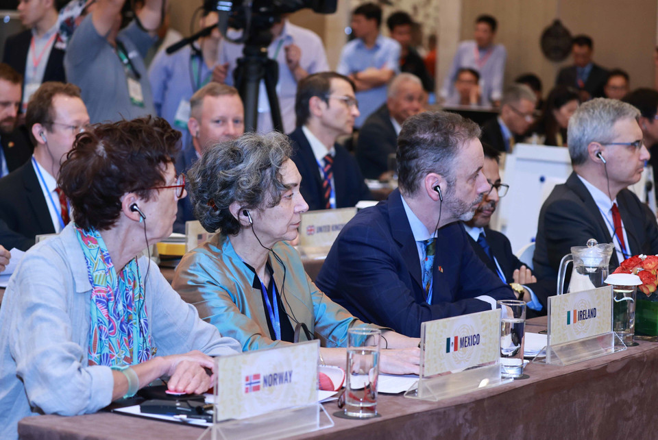 Đại diện Đại sứ quán các nước tại Việt Nam tham dự phiên thảo luận trực tuyến tại điểm cầu Hà Nội. (Ảnh: Thống Nhất/TTXVN)