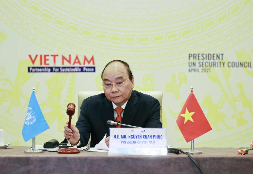 Chủ tịch nước Nguyễn Xuân Phúc thông qua chương trình làm việc. (Ảnh: Thống Nhất/TTXVN)