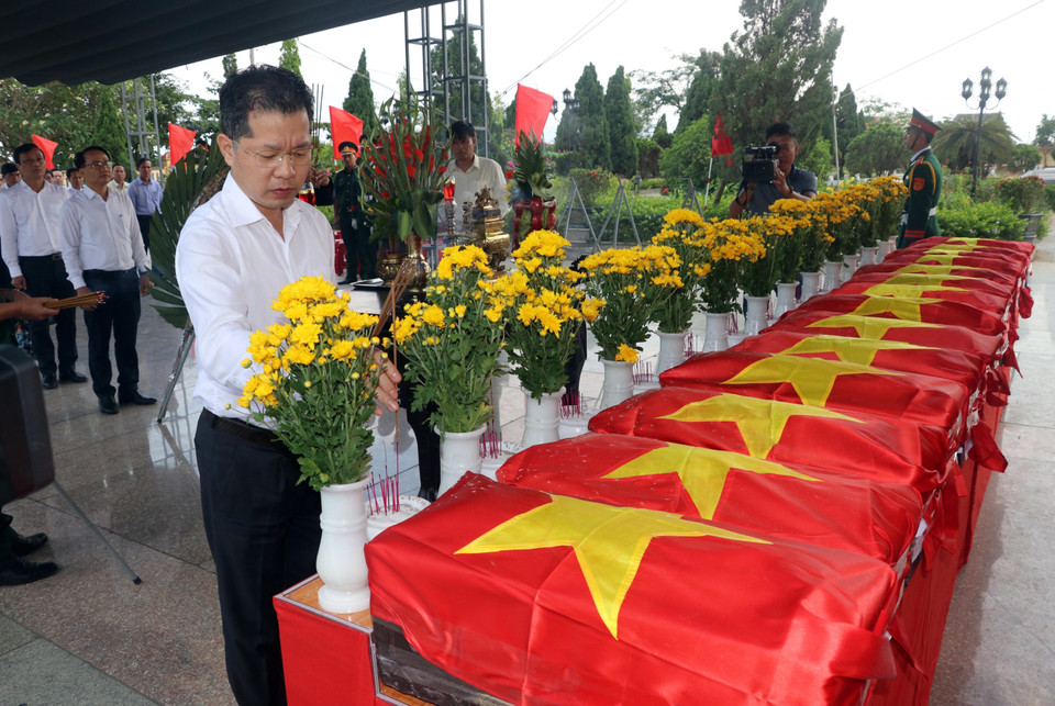 Bí thư Thành ủy Đà Nẵng Nguyễn Văn Quảng dâng hương viếng các Liệt sỹ. (Ảnh: Trần Lê Lâm/TTXVN)