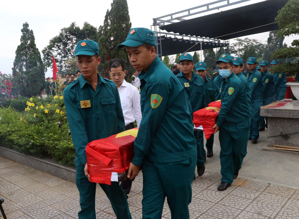 Nghi lễ an táng hài cốt các liệt sỹ. (Ảnh: Trần Lê Lâm/TTXVN)