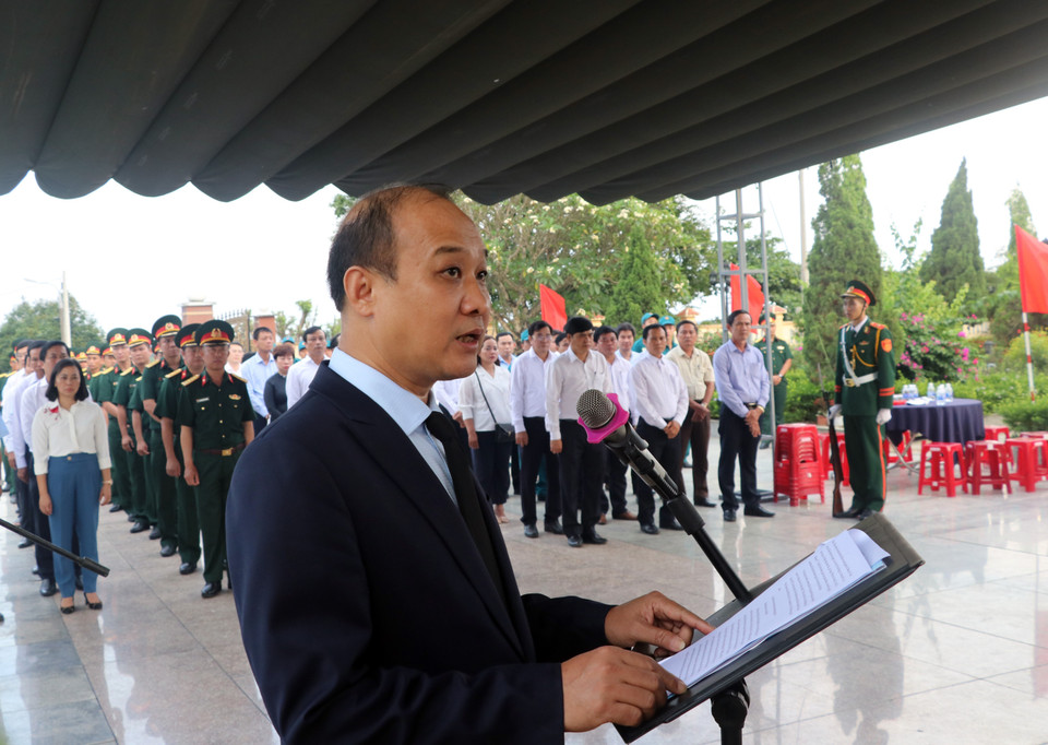 Phó Chủ tịch Ủy ban nhân dân thành phố Đà Nẵng Lê Quang Nam đọc điếu văn tại lễ truy điệu. (Ảnh: Trần Lê Lâm/TTXVN)