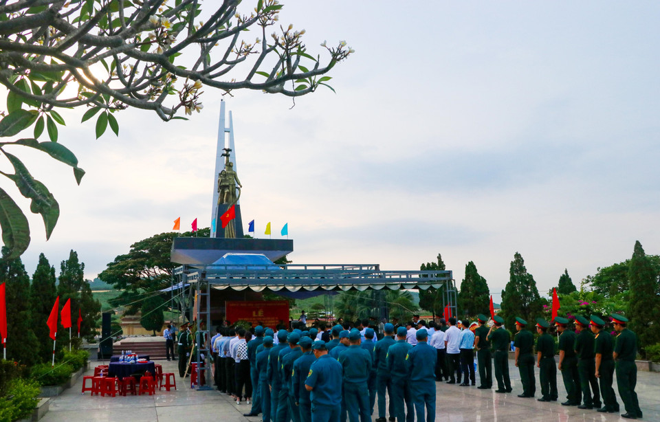 Chiều 19/4/2021, tại Nghĩa trang Liệt sỹ thành phố Đà Nẵng, Ban Chỉ đạo 515 thành phố Đà Nẵng long trọng tổ chức Lễ truy điệu, an táng 14 hài cốt liệt sỹ là cán bộ, chiến sỹ Đại đội 2, Tiểu đoàn Đặc công 89 Quảng Đà, đã hy sinh trong trận chiến đấu chống Mỹ tại địa bàn Bình Thới, Cẩm Lệ (Đà Nẵng) vào rạng sáng 23/2/1969 (tức ngày 7 tháng Giêng năm Kỷ Dậu). (Ảnh: Trần Lê Lâm/TTXVN)