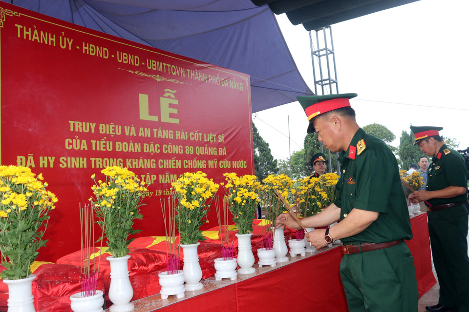 Đoàn Bộ Chỉ huy quân sự thành phố Đà Nẵng dâng hương viếng các Liệt sỹ. (Ảnh: Trần Lê Lâm/TTXVN)