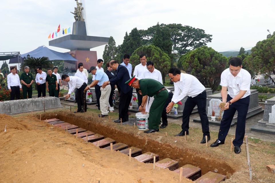 Nghi lễ an táng hài cốt các liệt sỹ. (Ảnh: Trần Lê Lâm/TTXVN)