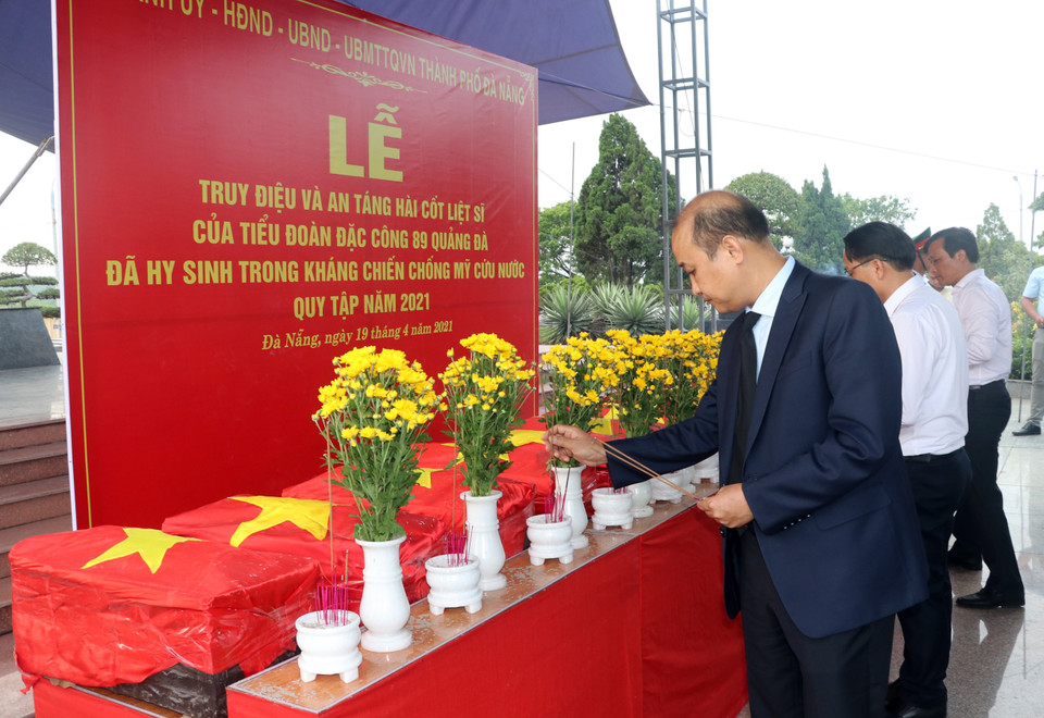 Phó Chủ tịch Ủy ban nhân dân thành phố Đà Nẵng Lê Quang Nam dâng hương viếng các liệt sỹ. (Ảnh: Trần Lê Lâm/TTXVN)