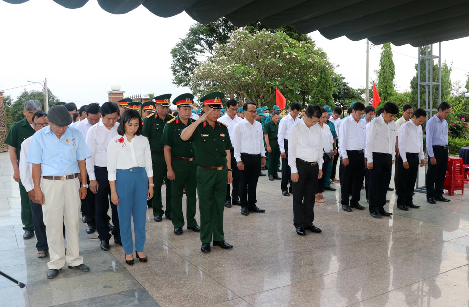 Các đại biểu mặc niệm tưởng nhớ các liệt sỹ. (Ảnh: Trần Lê Lâm/TTXVN)