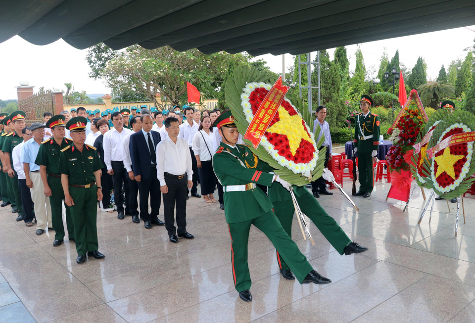 Đoàn đại biểu Thành ủy, Hội đồng nhân dân, Ủy ban nhân dân, Ủy ban Mặt trận Tổ quốc Việt Nam thành phố Đà Nẵng đặt vòng hoa, dâng hương viếng các liệt sỹ. (Ảnh: Trần Lê Lâm/TTXVN)
