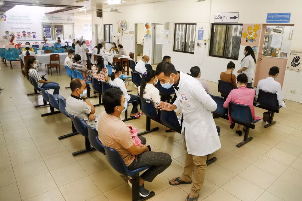 Người dân chờ 30 phút sau khi được tiêm vắcxin phòng COVID-19 tại Phnom Penh, Campuchia, ngày 18/2/2021. (Ảnh: THX/TTXVN)
