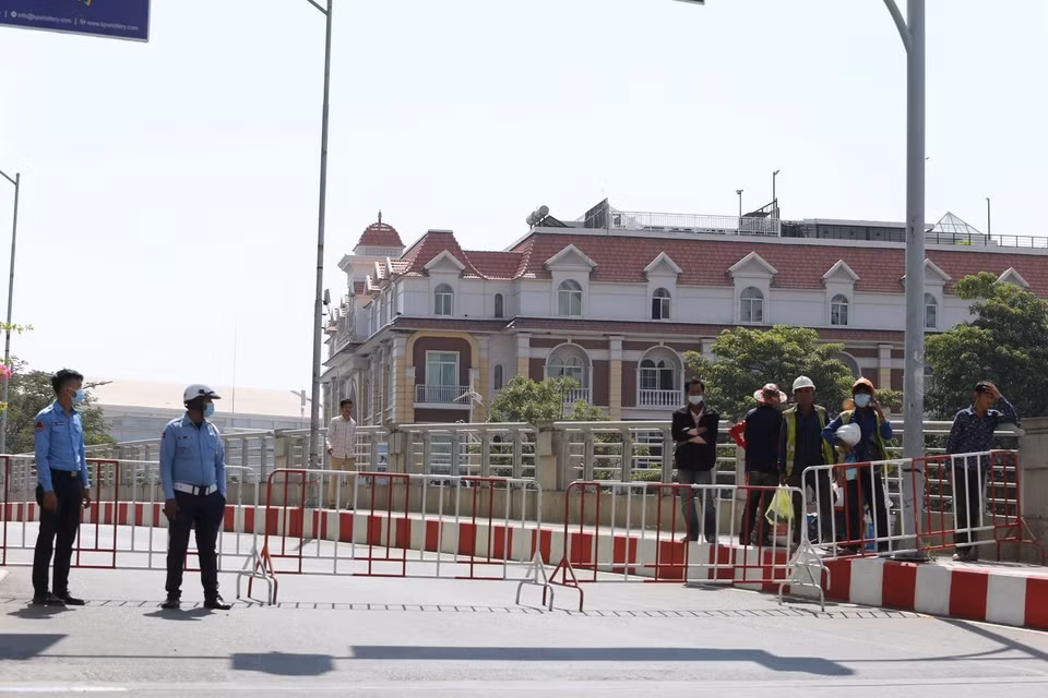 Người dân và công nhân không được phép ra, vào khu vực có ca nhiễm COVID-19. (Ảnh: TTXVN phát)