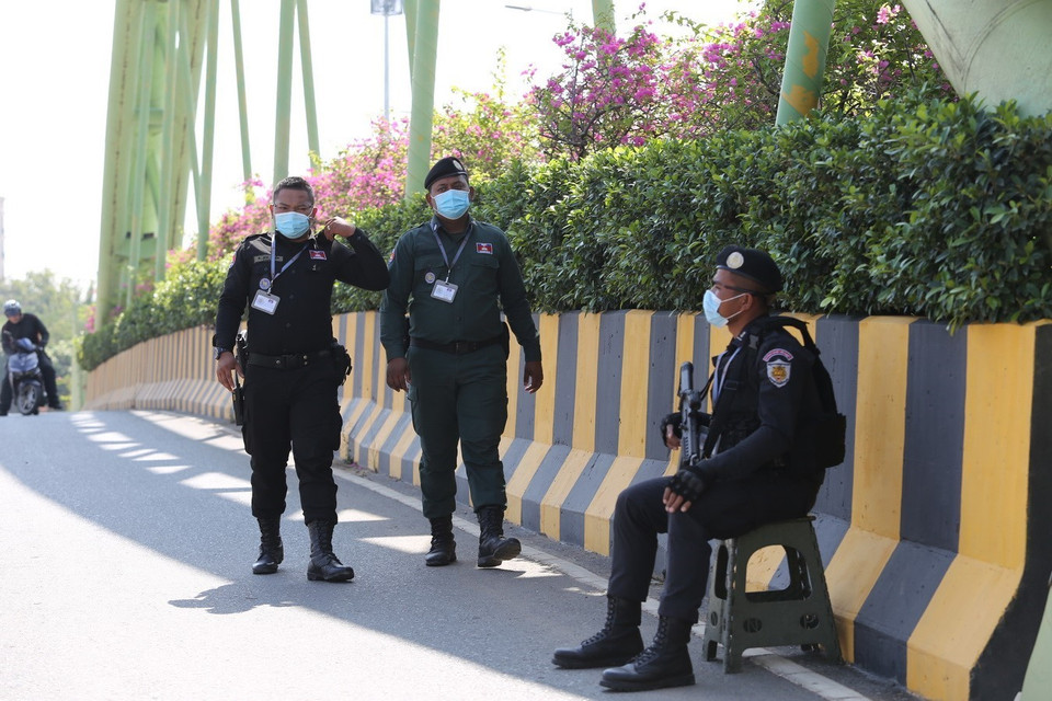 Lực lượng chức năng Campuchia làm nhiệm vụ tại Koh Pich. (Ảnh: TTXVN phát)