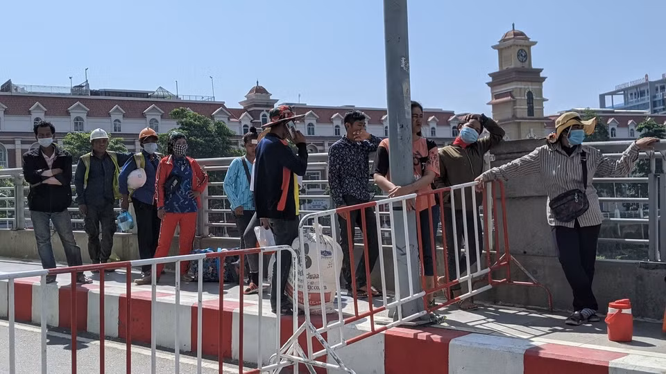 Người dân và công nhân không được phép ra, vào khu vực có ca nhiễm COVID-19. (Ảnh: TTXVN phát)