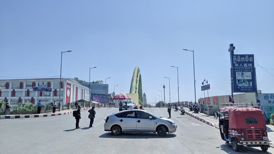 Sáng 20/02/2021, các cơ quan chức năng Campuchia đã phát hiện 32 ca lây nhiễm virus SARS-CoV-2 tại thủ đô Phnom Penh, chủ yếu trong khu vực đảo Koh Pich và một khu chung cư gần sân vận động Olympic. (Ảnh: TTXVN phát)