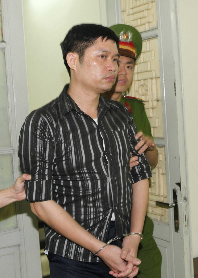 Dẫn giải bị cáo Nguyễn Mạnh Tường, Giám đốc Thẩm mỹ viện Cát Tường vào phòng xử án. (Ảnh: Doãn Tấn/TTXVN)