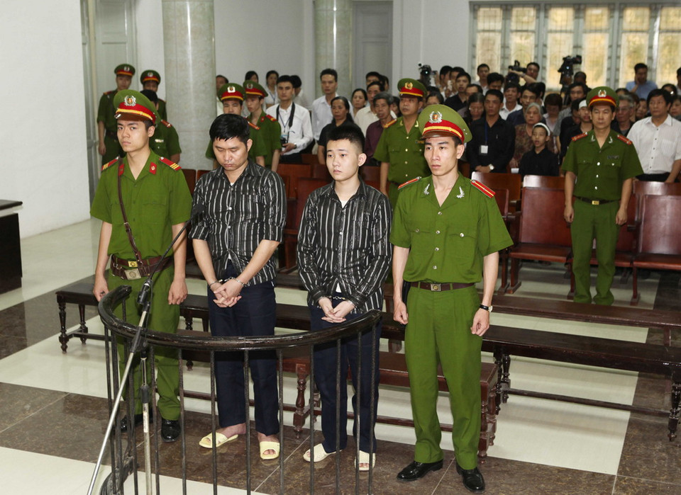 Tại phiên xét xử, các bị cáo đã khai nhận hành vi vứt xác chị Lê Thị Thanh Huyền, khách hàng đến làm phẫu thuật hút mỡ bụng tại Thẩm mỹ viện Cát Tường. (Ảnh: Doãn Tấn/TTXVN)