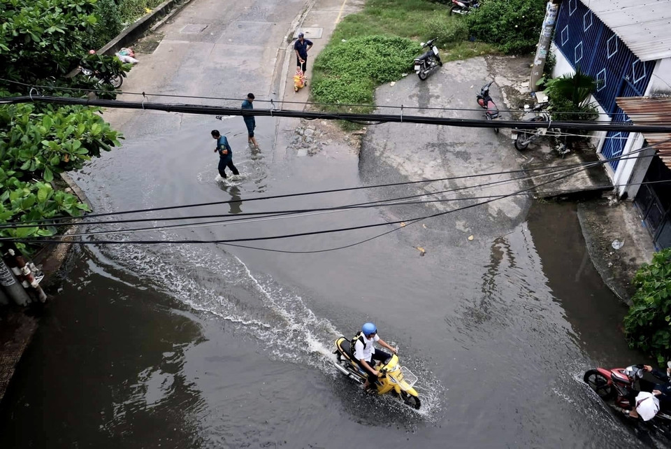 Nước ngập khu vực đường Nguyễn Bình (huyện Nhà Bè). (Ảnh: Hồng Giang/TTXVN)