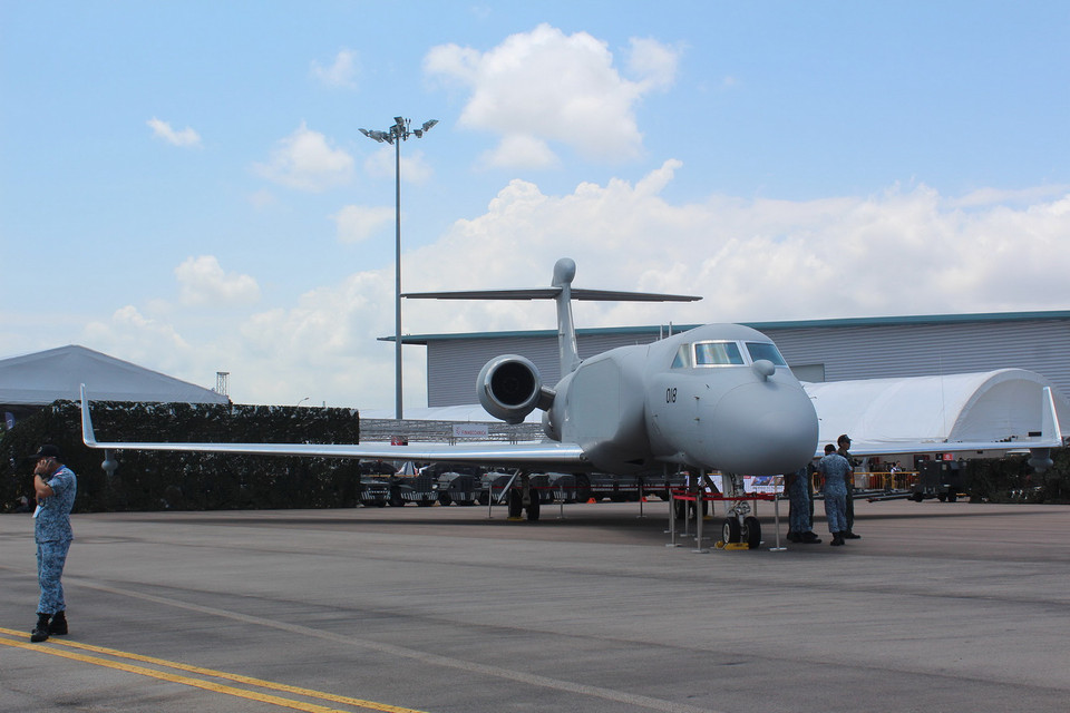 Chiếc máy bay trinh sát cỡ lớn của quân đội Singapore. (Ảnh: Lê Hải-Mỹ Bình/Vietnam+)