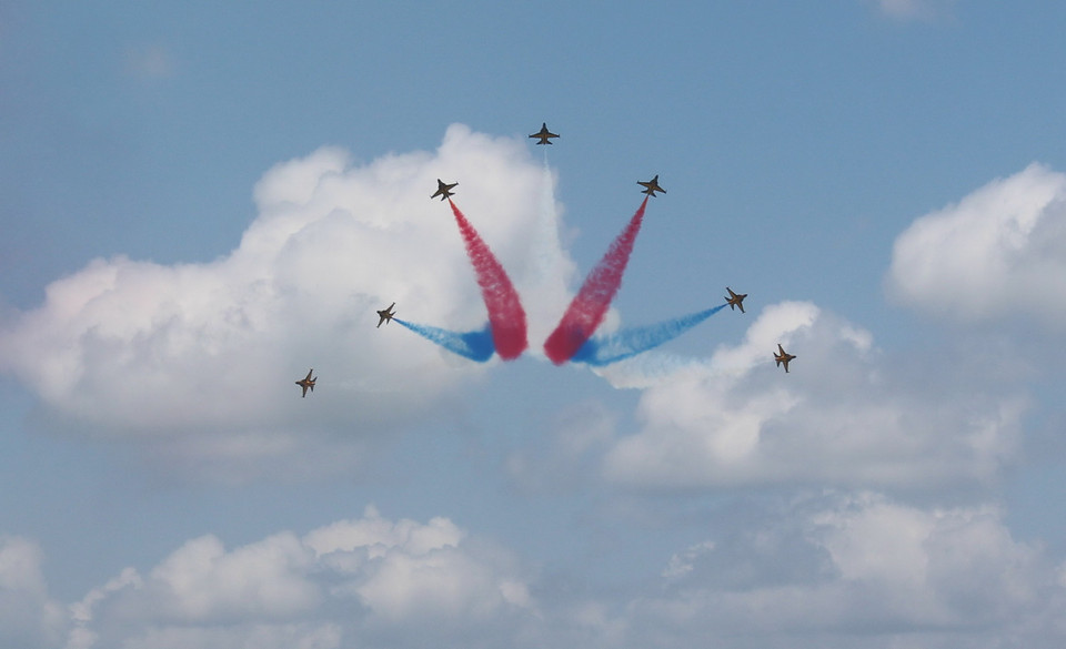 Pha nhào lộn nghệ thuật của đội bay Hàn Quốc trong ngày khai mạc Singapore Air Show 2016. (Ảnh: Lê Hải-Mỹ Bình/Vietnam+)
