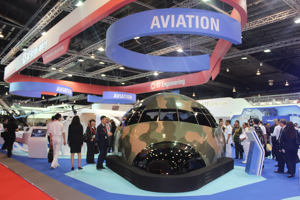 Gian trưng bày của Tập đoàn công nghiệp ST Engineering - đơn vị độc quyền trong ngành quốc phòng ở Singapore. (Ảnh: Lê Hải-Mỹ Bình/Vietnam+)