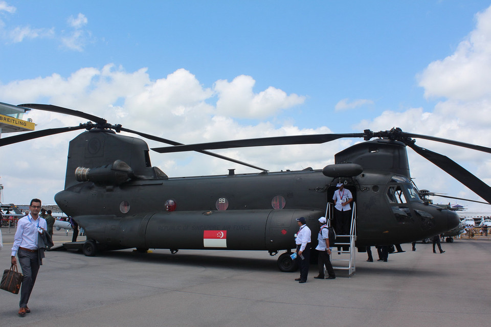 Chiếc trực thăng vận tải hạng nặng CH-47 Chinook của quân đội Singapore. (Ảnh: Lê Hải-Mỹ Bình/Vietnam+)