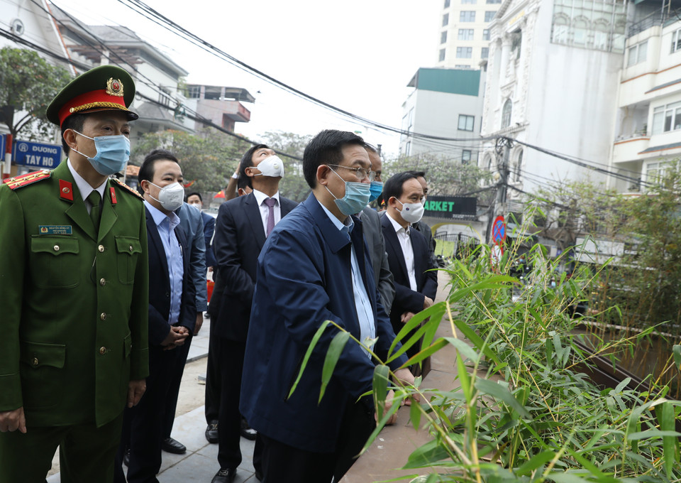 Bí thư Thành ủy Hà Nội Vương Đình Huệ kiểm tra công tác phòng, chống dịch COVID-19 tại khách sạn Somerset Westpoint, số 2 đường Tây Hồ, phường Quảng An, quận Tây Hồ, nơi người đàn ông quốc tịch Nhật Bản tử vong. (Ảnh: Văn Điệp/TTXVN)