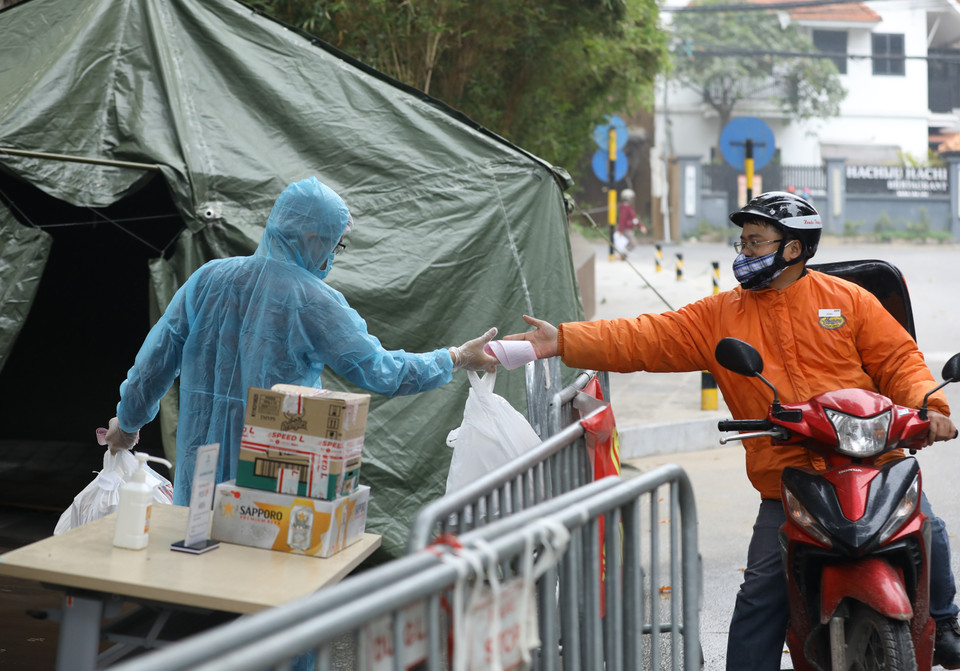 Công tác phòng, chống dịch COVID-19 tại khách sạn Somerset Westpoint, nơi người đàn ông quốc tịch Nhật Bản tử vong luôn được đảm bảo an toàn, chu đáo tới người dân. (Ảnh: Văn Điệp/TTXVN)