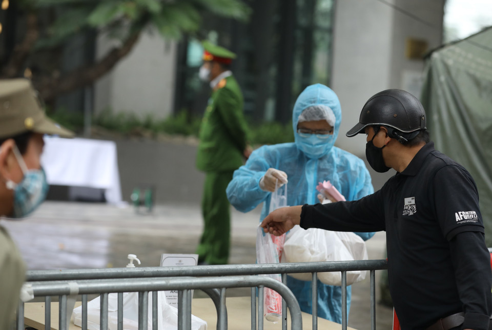 Công tác phòng, chống dịch COVID-19 tại khách sạn Somerset Westpoint, nơi người đàn ông quốc tịch Nhật Bản tử vong luôn được đảm bảo an toàn, chu đáo tới người dân. (Ảnh: Văn Điệp/TTXVN)