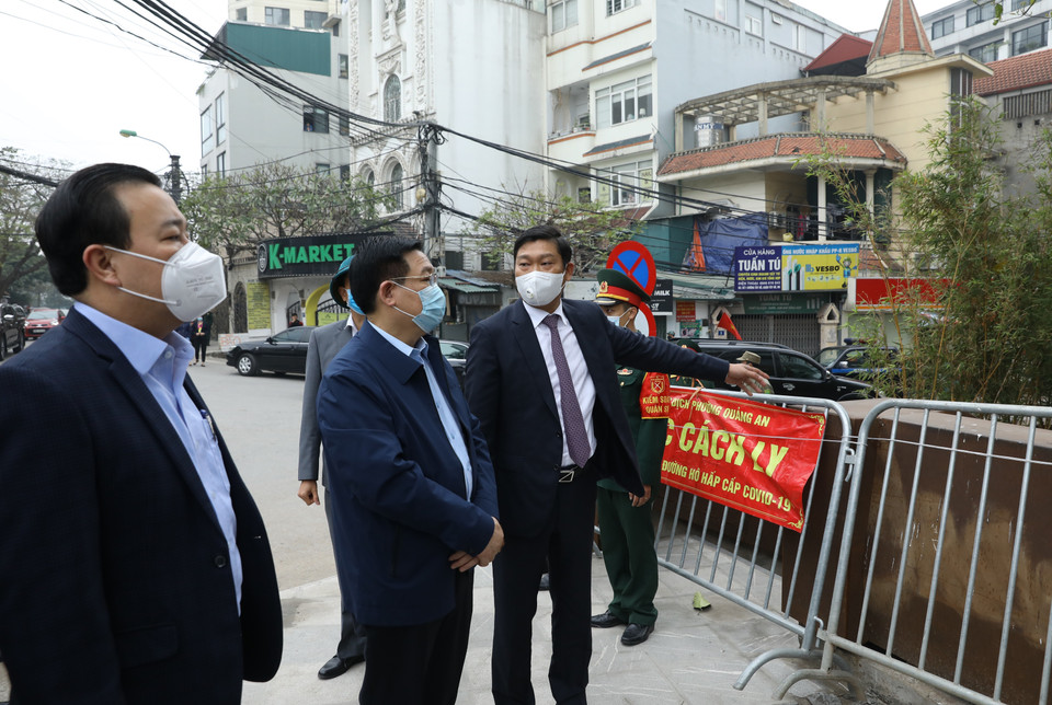 Bí thư Thành ủy Hà Nội Vương Đình Huệ kiểm tra công tác phòng, chống dịch COVID-19 tại khách sạn Somerset Westpoint, số 2 đường Tây Hồ, phường Quảng An, quận Tây Hồ, nơi người đàn ông quốc tịch Nhật Bản tử vong. (Ảnh: Văn Điệp/TTXVN)