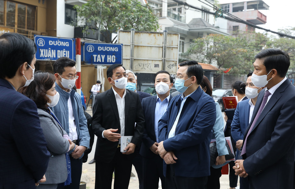 Bí thư Thành ủy Hà Nội Vương Đình Huệ kiểm tra công tác phòng, chống dịch COVID-19 tại khách sạn Somerset Westpoint, số 2 đường Tây Hồ, phường Quảng An, quận Tây Hồ, nơi người đàn ông quốc tịch Nhật Bản tử vong. (Ảnh: Văn Điệp/TTXVN)