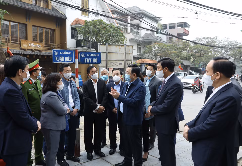 Bí thư Thành ủy Hà Nội Vương Đình Huệ kiểm tra công tác phòng, chống dịch COVID-19 tại khách sạn Somerset Westpoint, số 2 đường Tây Hồ, phường Quảng An, quận Tây Hồ, nơi người đàn ông quốc tịch Nhật Bản tử vong. (Ảnh: Văn Điệp/TTXVN)
