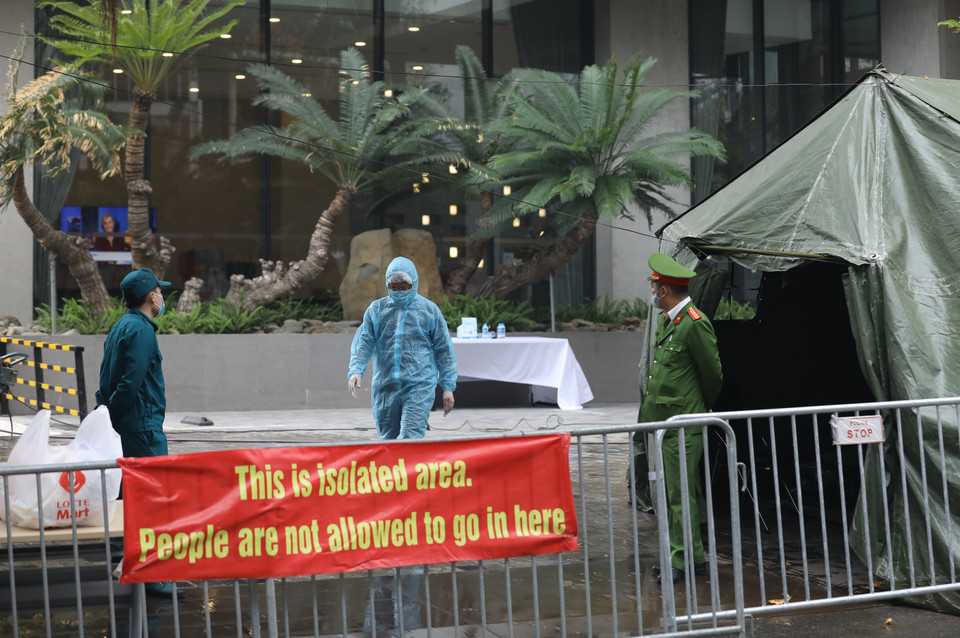 Công tác phòng, chống dịch COVID-19 tại khách sạn Somerset Westpoint, nơi người đàn ông quốc tịch Nhật Bản tử vong luôn được đảm bảo an toàn, chu đáo tới người dân. (Ảnh: Văn Điệp/TTXVN)