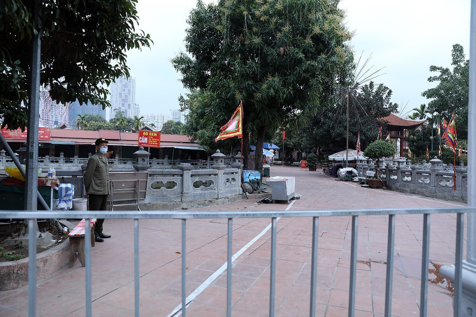 Lực lượng chức năng kiểm soát tại khu di tích Đình - Chùa Bia Bà La Khê, quận Hà Đông phòng tránh dịch COVID-19. (Ảnh: Phan Tuấn Anh/TTXVN)