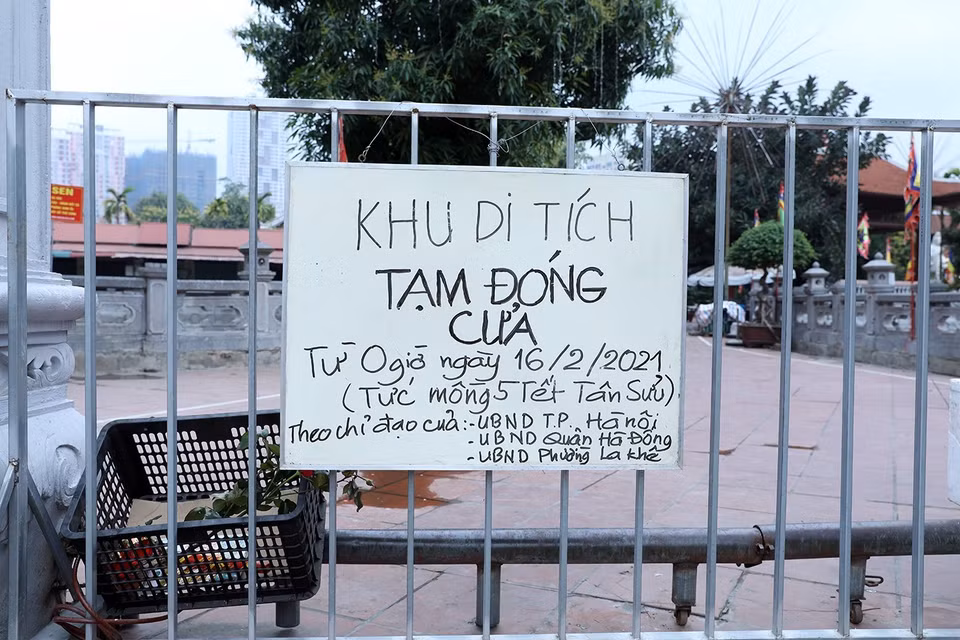 Thông báo đóng cửa tại khu di tích Đình - Chùa Bia Bà La Khê, quận Hà Đông phòng tránh dịch COVID-19. (Ảnh: Phan Tuấn Anh/TTXVN)