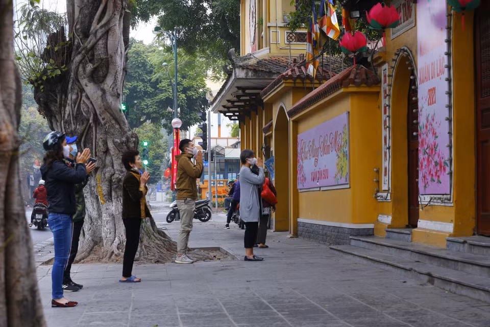 Người dân vái vọng từ ngoài cổng chùa Quán Sứ. (Ảnh: Doãn Tấn/TTXVN)
