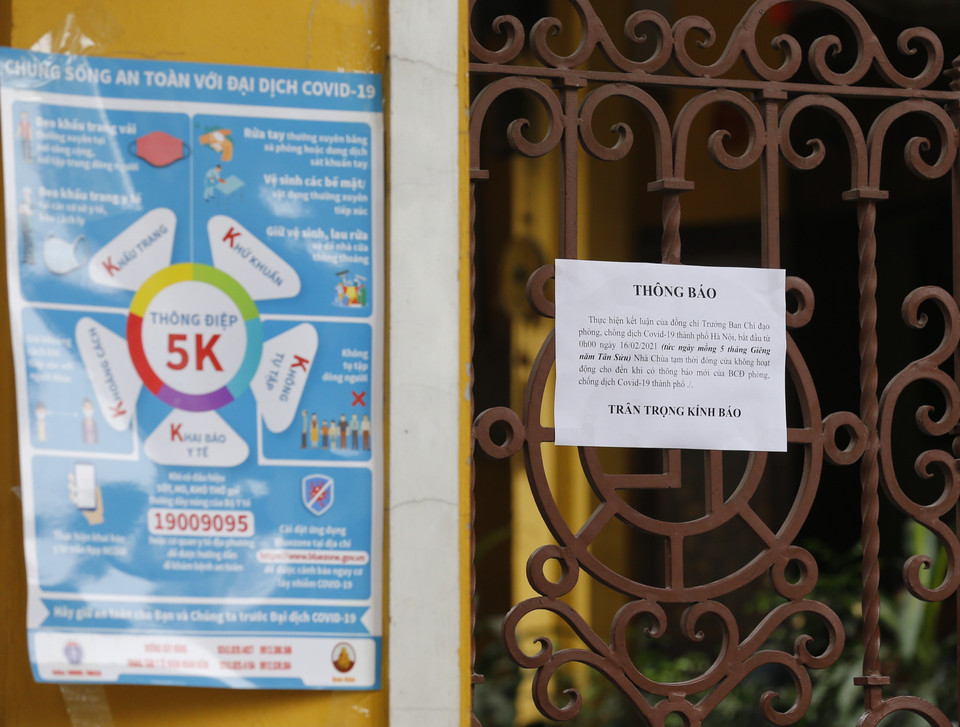 Giấy thông báo bên ngoài cổng chùa tạm dừng đón khách để phòng, chống dịch COVID-19. (Ảnh: Doãn Tấn/TTXVN)