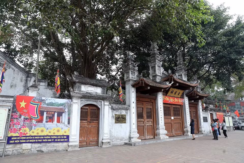 Dù đã có thông báo đóng cửa nhưng bên ngoài vẫn còn nhiều người làm lễ tại Đền - Đình Kim Liên. (Ảnh: Phan Tuấn Anh/TTXVN)