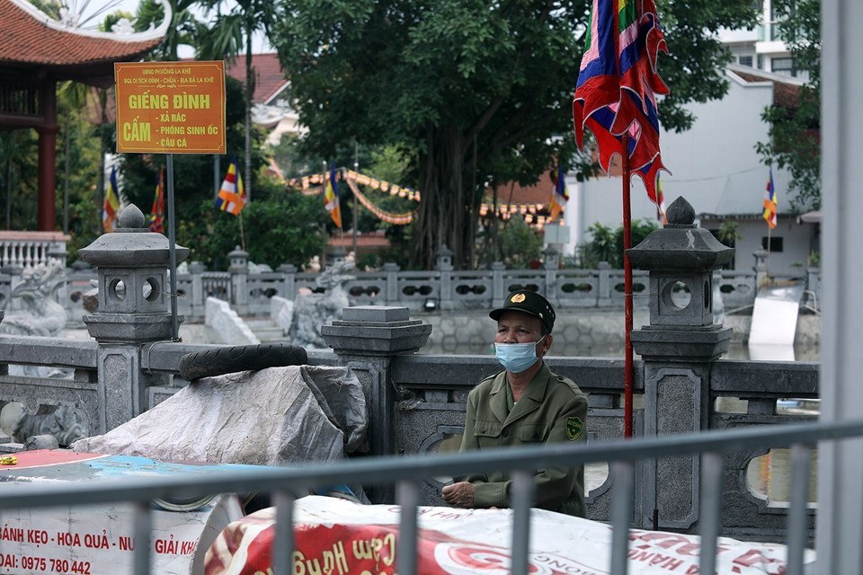 Thông báo đóng cửa tại khu di tích Đình - Chùa Bia Bà La Khê, quận Hà Đông phòng tránh dịch COVID-19. (Ảnh: Phan Tuấn Anh/TTXVN)