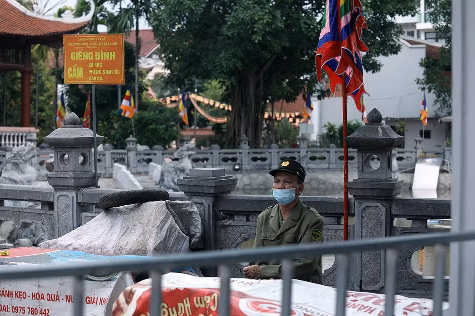Thông báo đóng cửa tại khu di tích Đình - Chùa Bia Bà La Khê, quận Hà Đông phòng tránh dịch COVID-19. (Ảnh: Phan Tuấn Anh/TTXVN)