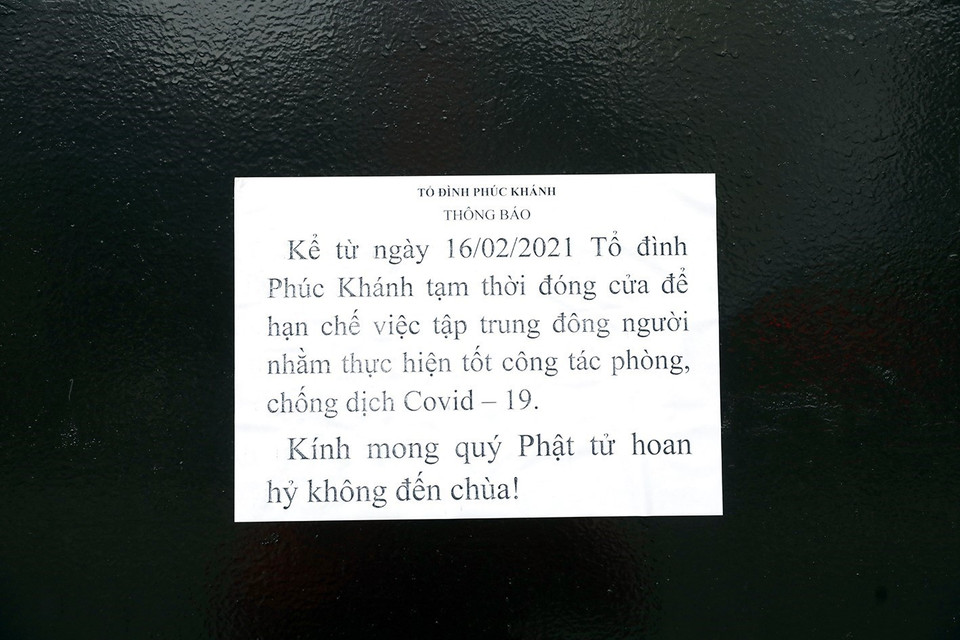 Thông báo đóng cửa tại Tổ đình Phúc Khánh, quận Đống Đa phòng tránh dịch COVID-19. (Ảnh: Phan Tuấn Anh/TTXVN)