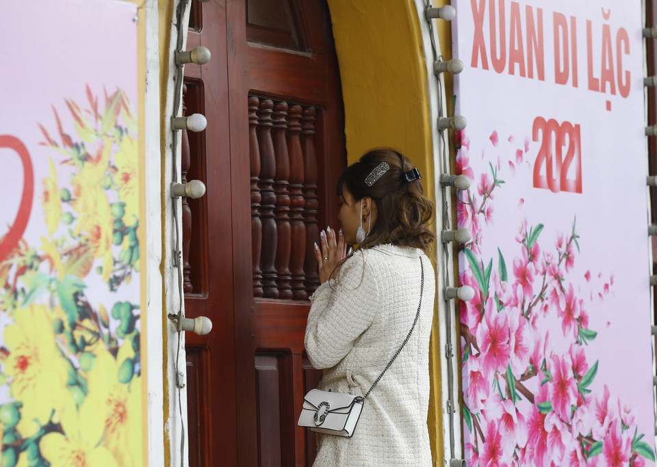 Người dân vái vọng từ ngoài cổng chùa Quán Sứ. (Ảnh: Doãn Tấn/TTXVN)