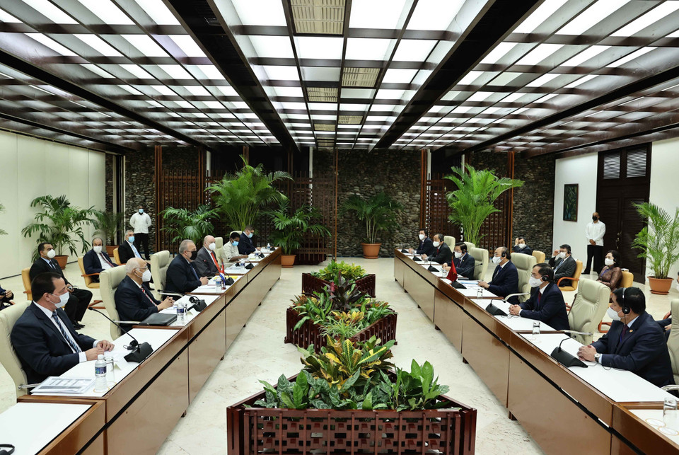 Chủ tịch nước Nguyễn Xuân Phúc hội kiến Thủ tướng Cộng hoà Cuba Manuel Marrero Cruz. (Ảnh: Thống Nhất/TTXVN)