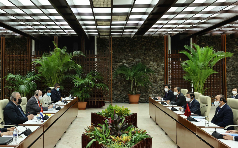 Chủ tịch nước Nguyễn Xuân Phúc hội kiến Thủ tướng Cộng hoà Cuba Manuel Marrero Cruz. (Ảnh: Thống Nhất/TTXVN)