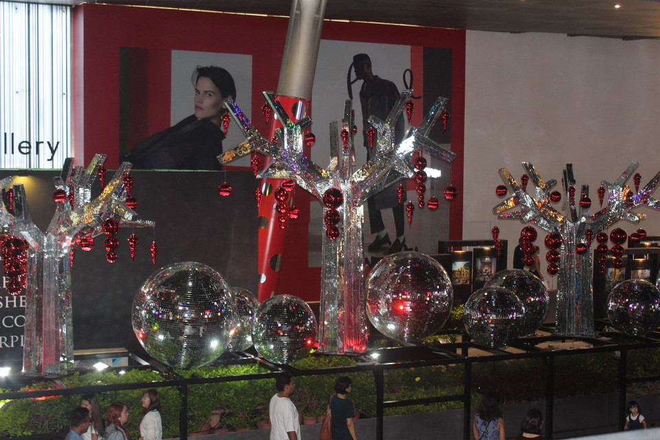 Đây là dịp để người dân đi mua sắm và thưởng thức không khí Giáng sinh. (Ảnh: Mỹ Bình-Lê Hải/Vietnam+)