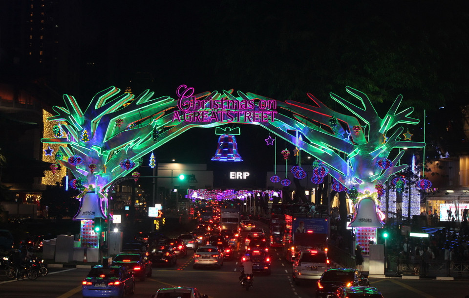 Đường Orchard được trang hoàng bằng muôn vàn ngọn đèn màu rực rỡ. (Ảnh: Mỹ Bình-Lê Hải/Vietnam+)